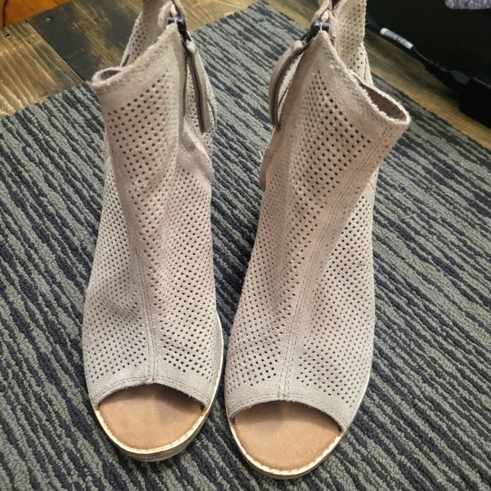 Size 8.5 Tom's Wedge Heels